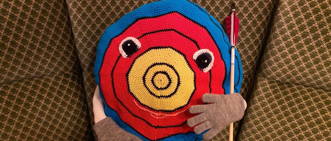 Bild enthält, Clothing, Glove, Person, Footwear, Shoe, Bow, Weapon