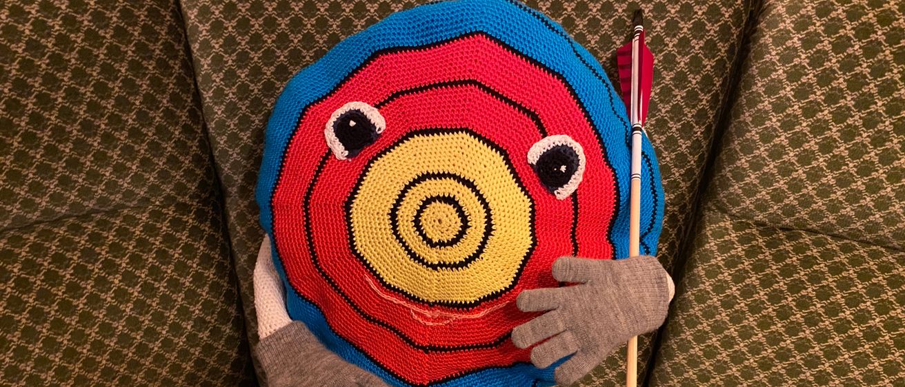 Bild enthält, Clothing, Glove, Person, Footwear, Shoe, Bow, Weapon