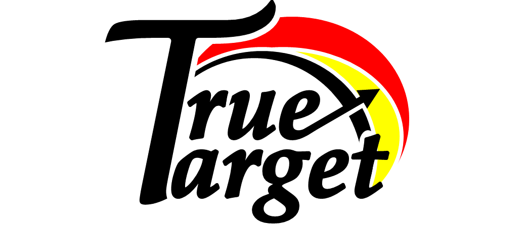 Das True Target Logo zeigt einen stilisierten Pfeil, der nach rechts zeigt, in einem Kreis mit roten, gelben und schwarzen Bändern. Das Wort 'True' steht oben und 'Target' unten.
