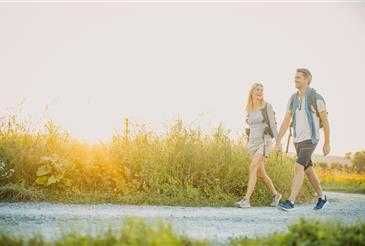 Bild enthält, Person, Walking, Body Part, Hand, Holding Hands, Adult, Female, Woman, Clothing, Shorts