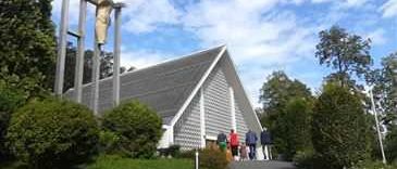 Bild enthält, Grass, Outdoors, Park, Hedge, Cross, Vegetation, City, Slope, Temple, Shrine