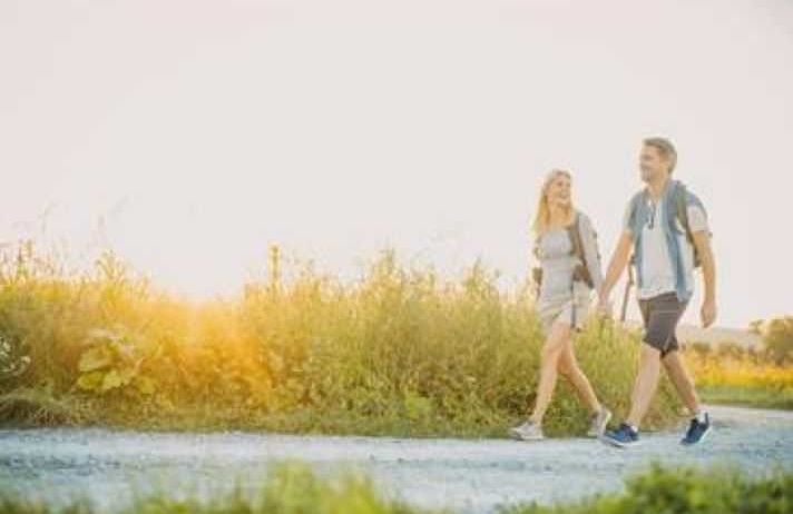 Bild enthält, Hand, Person, Holding Hands, Adult, Female, Woman, Walking, Shoe