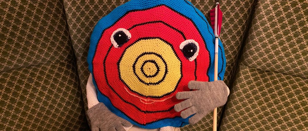 Bild enthält, Clothing, Glove, Person, Footwear, Shoe, Bow, Weapon