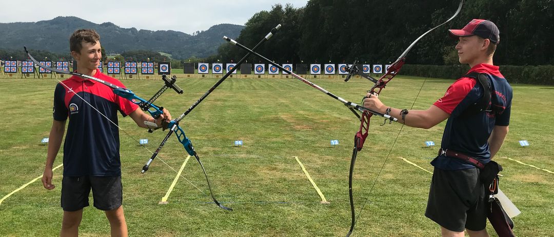 Bild enthält, Weapon, Archery, Bow, Sport, Archer, Person, Grass, Plant