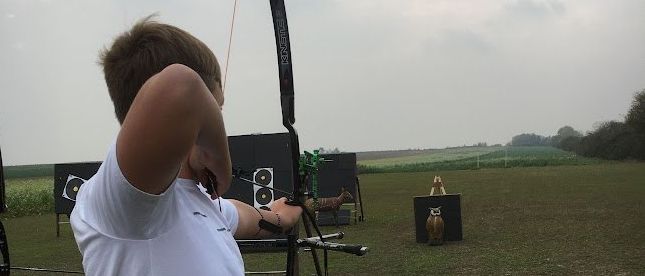 Bild enthält, Archery, Bow, Weapon, Archer, Person, Boy, Male, Teen, Dog, Arrow