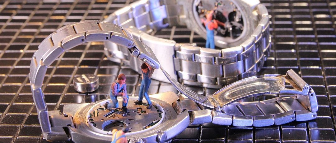 Bild enthält, Wristwatch, Arm, Body Part, Person, Footwear, Shoe, Machine, Spoke, Rotor, Spiral