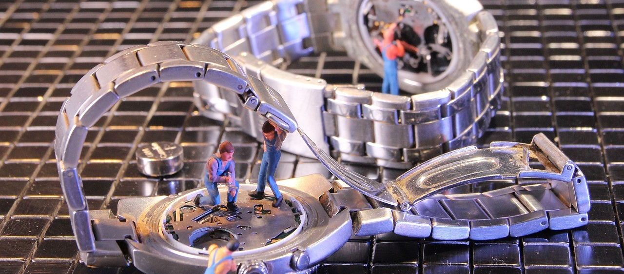 Bild enthält, Wristwatch, Arm, Body Part, Person, Footwear, Shoe, Machine, Spoke, Rotor, Spiral