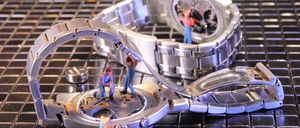 Bild enthält, Wristwatch, Arm, Body Part, Person, Footwear, Shoe, Machine, Spoke, Rotor, Spiral