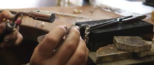 Bild enthält, Baby, Person, Body Part, Finger, Hand, Gun, Weapon