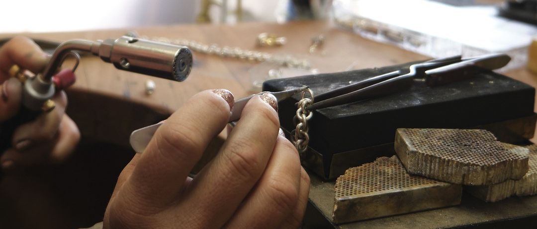 Bild enthält, Baby, Person, Body Part, Finger, Hand, Gun, Weapon