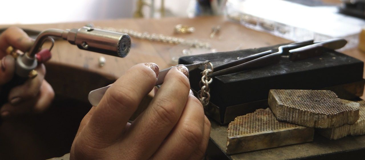 Bild enthält, Baby, Person, Body Part, Finger, Hand, Gun, Weapon