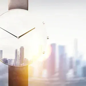 Eine Armbanduhr zeigt eine Stadtlandschaft mit hohen Gebäuden und einem sonnigen Himmel. Die angezeigte Zeit ist 10:10.