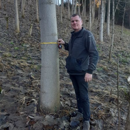Bild enthält, Tree, Soil, Tree Trunk, Pants, Land, Vegetation, Woodland, Person, Jacket, Grove