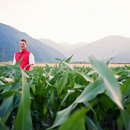 Bild enthält, Field, Agriculture, Outdoors, Adult, Male, Man, Person, Photography, Grass, Portrait