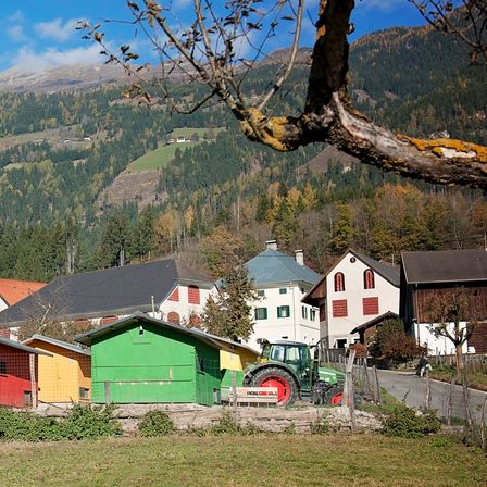 Bild enthält, Countryside, Hut, Nature, Outdoors, Rural, Shelter, Machine, Wheel, Housing, Village