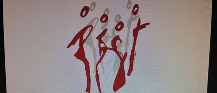 Ein Logo mit den Worten 'ringl singers' in fetter schwarzer Schrift mit einem stilisierten roten Design von Menschen im Hintergrund.