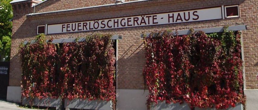 Bild enthält, Architecture, Bell Tower, Building, Tower, Monastery, Grass, Plant, Tree