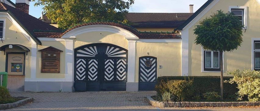 Bild enthält, Architecture, Building, Housing, House, Suburb, Villa, Gate, Row House, Outdoors