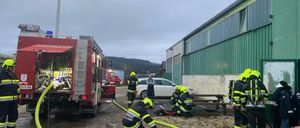 Bild enthält, Person, Helmet, Transportation, Truck, Vehicle, Fire