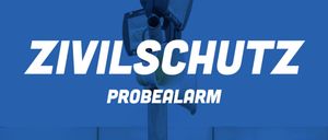 Ein Plakat mit einer Überwachungskamera und Scheinwerfern auf einem Pfosten, mit dem Text 'Civilschutz Probealarm' auf einem blauen Hintergrund.