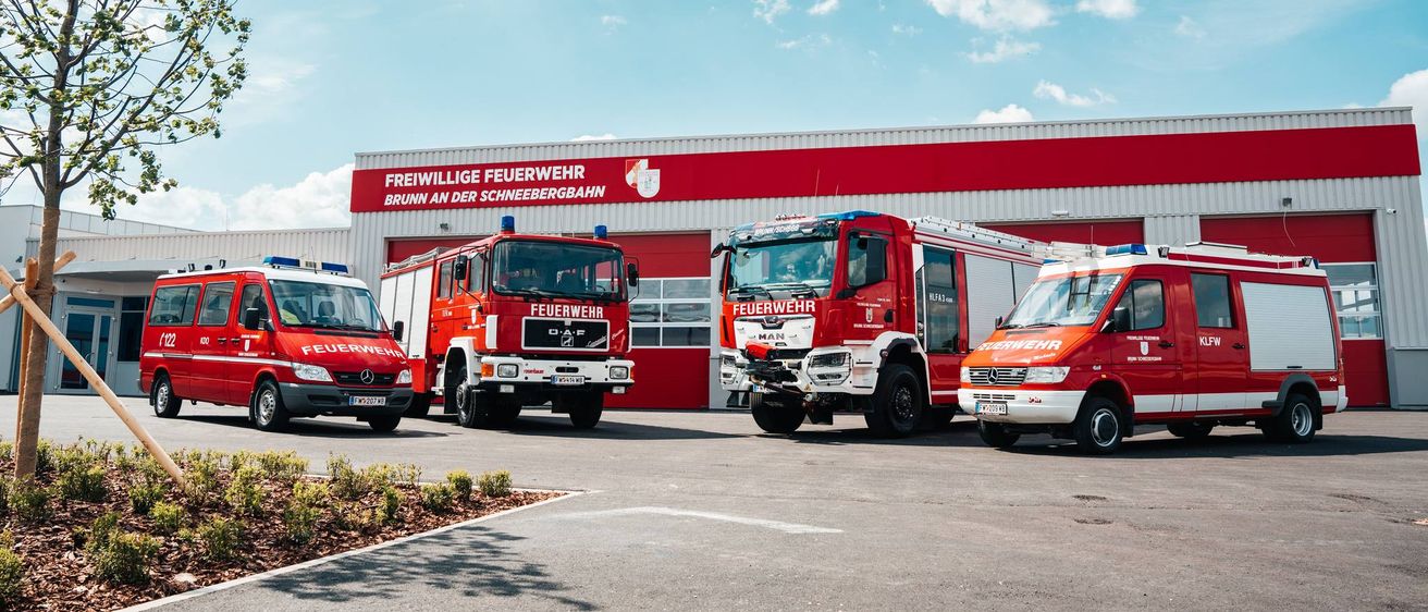 Bild enthält, Fire Station, Fire Truck, Transportation, Truck, Vehicle, Moving Van, Van, Car, Person