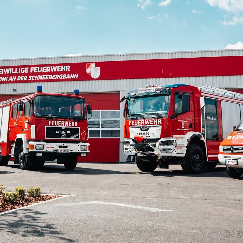 Bild enthält, Fire Station, Fire Truck, Transportation, Truck, Vehicle, Moving Van, Van, Car, Person