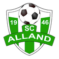 Das Logo des Alland-Fußballvereins zeigt einen schwarzen Hintergrund mit einem Schilddesign. Ein Fußball ist auf dem Schild platziert, mit den Zahlen 19 und 46 auf der linken und rechten Seite. Der Name des Vereins, Alland, ist in Weiß auf einem grünen Band geschrieben.
