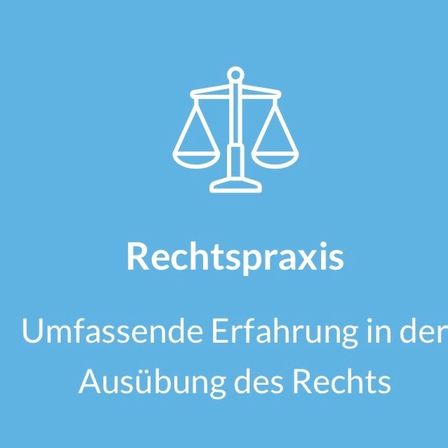 Ein blauer Hintergrund zeigt ein weißes Symbol der Waage der Gerechtigkeit und die Wörter 'Rechtspraxis' und 'Umfassende Erfahrung in der Ausübung des Rechts'.