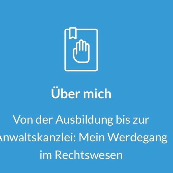 Auf einem blauen Hintergrund befindet sich ein weißes Symbol einer Hand auf einem Klemmbrett. Darunter steht der Text 'Über mich', gefolgt von 'Von der Ausbildung bis zur Anwaltskanzlei: Mein Werdegang im Rechtswesen.'
