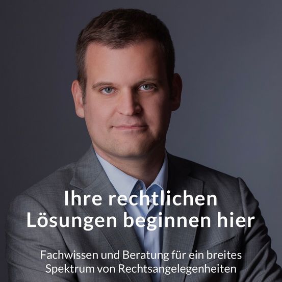 Ein Mann in Anzug und Krawatte lächelt für ein Foto. Der Text lautet: 'Ihre rechtlichen Lösungen beginnen hier. Fachwissen und Beratung für ein breites Spektrum von Rechtsangelegenheiten.'