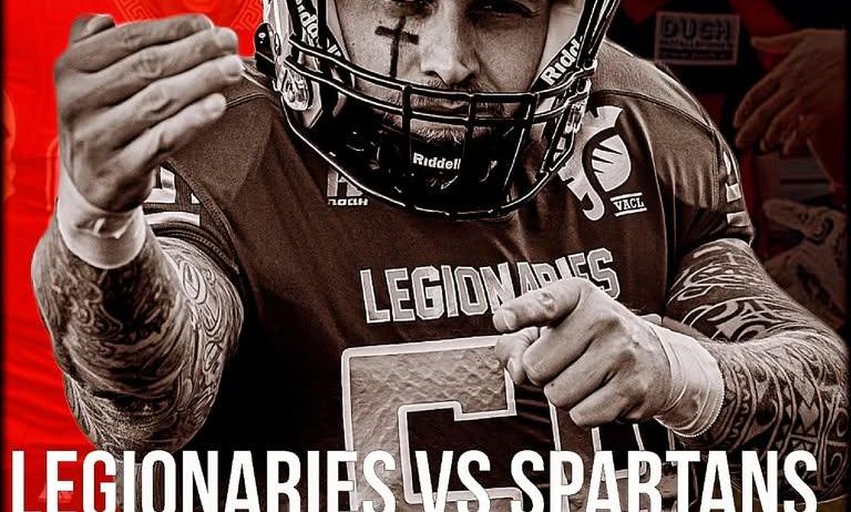Footballspieler mit Helm und Trikot mit der Nummer 7, der eine Geste mit den Händen macht. Das Bild hat einen roten Hintergrund mit dem Text 'LEGIONNAIRES VS SPARTANS HOME OPENER'.