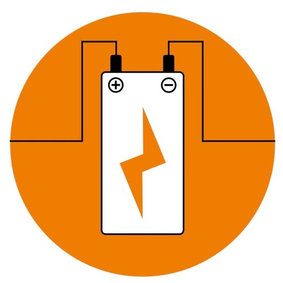 Ein orangefarbener Kreis umgibt eine Batterie mit einem Pluszeichen links und einem Minuszeichen rechts, die in der Mitte einen Blitz aufweist.