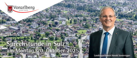 Plakat mit einem Mann in Anzug und Brille, betitelt 'freie Stunden in Sulz'. Die Veranstaltung ist am Montag, 20. Oktober 2025. Der Mann lächelt und der Hintergrund zeigt eine Landschaft mit Gebäuden und Bäumen.