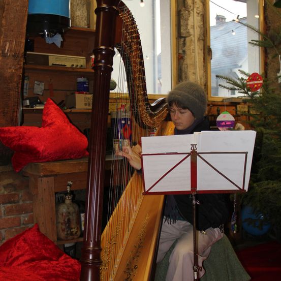 Christkindlpostamt Gemeinde Sulz - Harfenistin Caterina Vögel