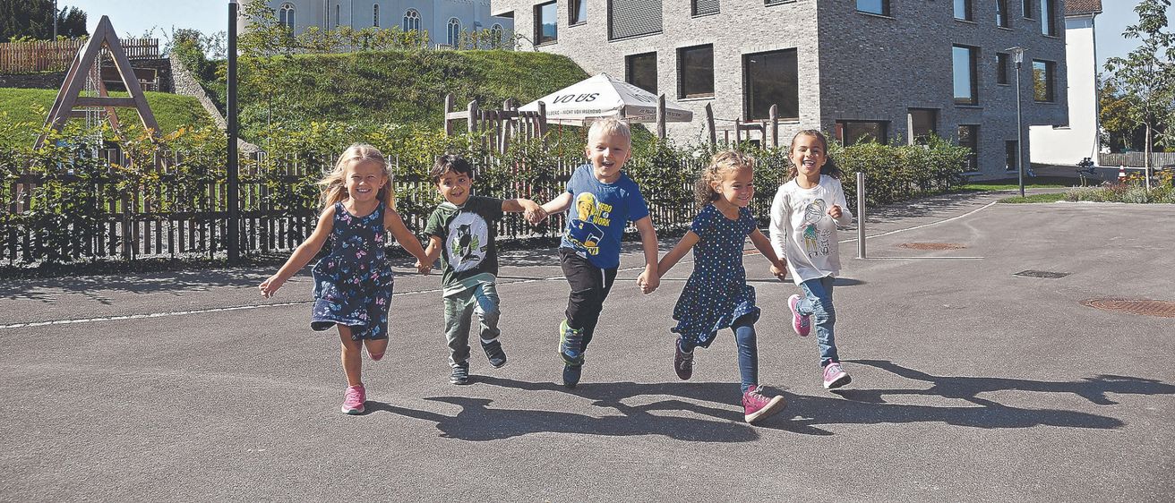 Bild enthält, People, Person, Walking, Child, Female, Girl, Boy, Male, Shoe, City