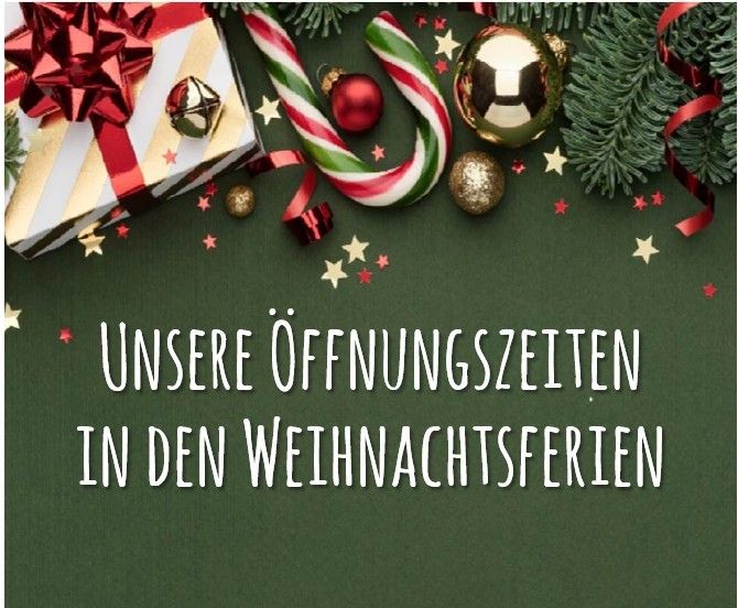 Ein weihnachtlich gestaltetes Bild zeigt ein Geschenkpaket, verpackte Geschenke, eine Zuckerstange, einen Fußballschmuck und Sterne auf einem grünen Hintergrund. Der Text lautet 'Unsere Öffnungszeiten in den Weihnachtsferien'.