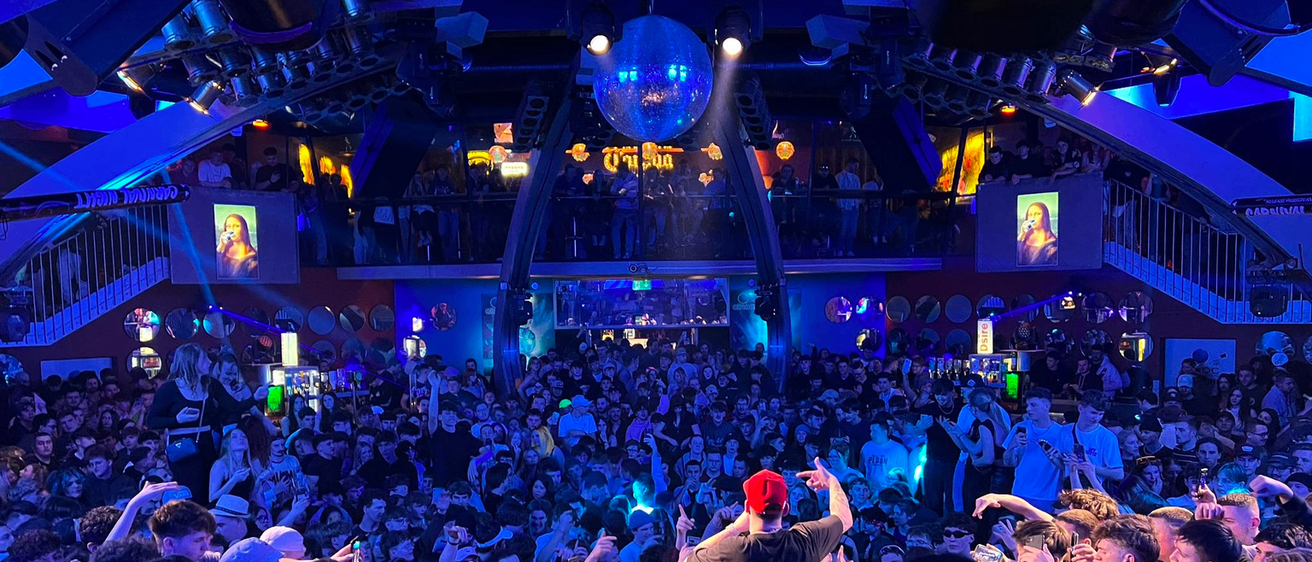 Bild enthält, Urban, Night Life, Person, Adult, Male, Man, Face, Head