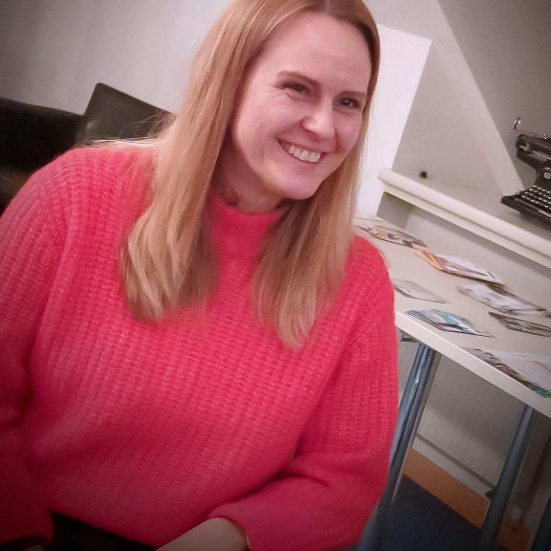 Bild enthält, Adult, Female, Person, Woman, Sweater, Face, Head, Smile, Table, Portrait