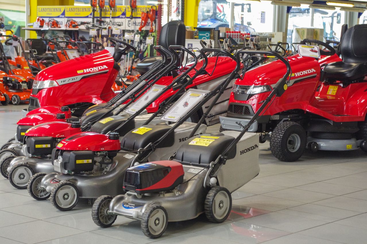 Bild enthält, Grass, Lawn, Plant, Device, Machine, Wheel, Lawn Mower, Tool, Car, Vehicle