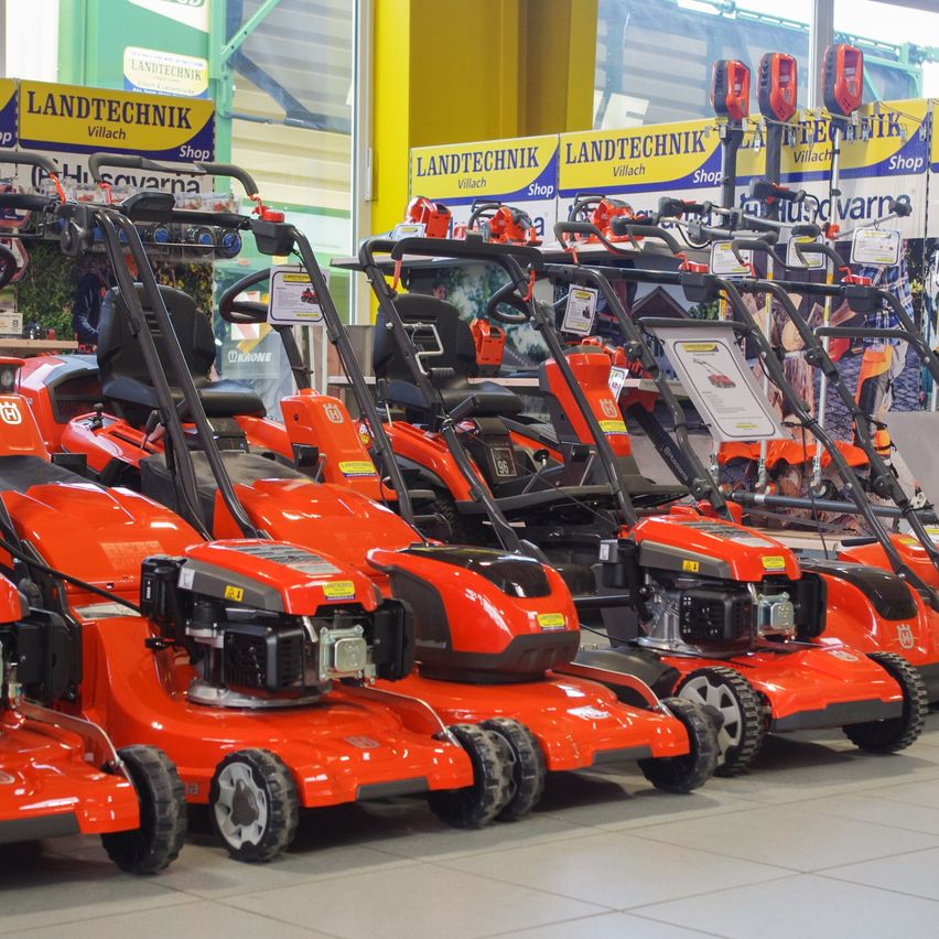 Bild enthält, Grass, Lawn, Plant, Machine, Wheel, Device, Person, Lawn Mower, Tool