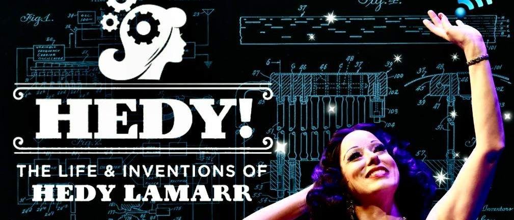 Plakat für ein Theaterstück über Hedy Lamarr, das eine Frau in einem orangefarbenen Kleid und einen Hintergrund mit technischen Diagrammen zeigt. Das Plakat hebt ihre Rollen als Hollywood-Ikone und wissenschaftliches Genie hervor.