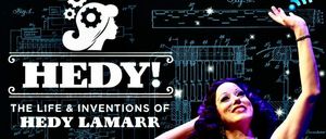 Plakat für ein Theaterstück über Hedy Lamarr, das eine Frau in einem orangefarbenen Kleid und einen Hintergrund mit technischen Diagrammen zeigt. Das Plakat hebt ihre Rollen als Hollywood-Ikone und wissenschaftliches Genie hervor.