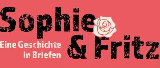 Plakat mit zwei Silhouetten von Gesichtern und dem Text 'Sophie & Fritz' mit einer Rose in der Mitte. Der Hintergrund ist pink. Darunter steht 'Eine Geschichte in Briefen.'