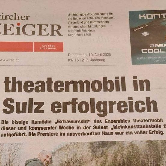 Zeitungsüberschrift lautet 'theatermobil in Sulz erfolgreich' mit einem Mannesgesicht darunter. Es ist datiert Donnerstag, 10. April 2025.