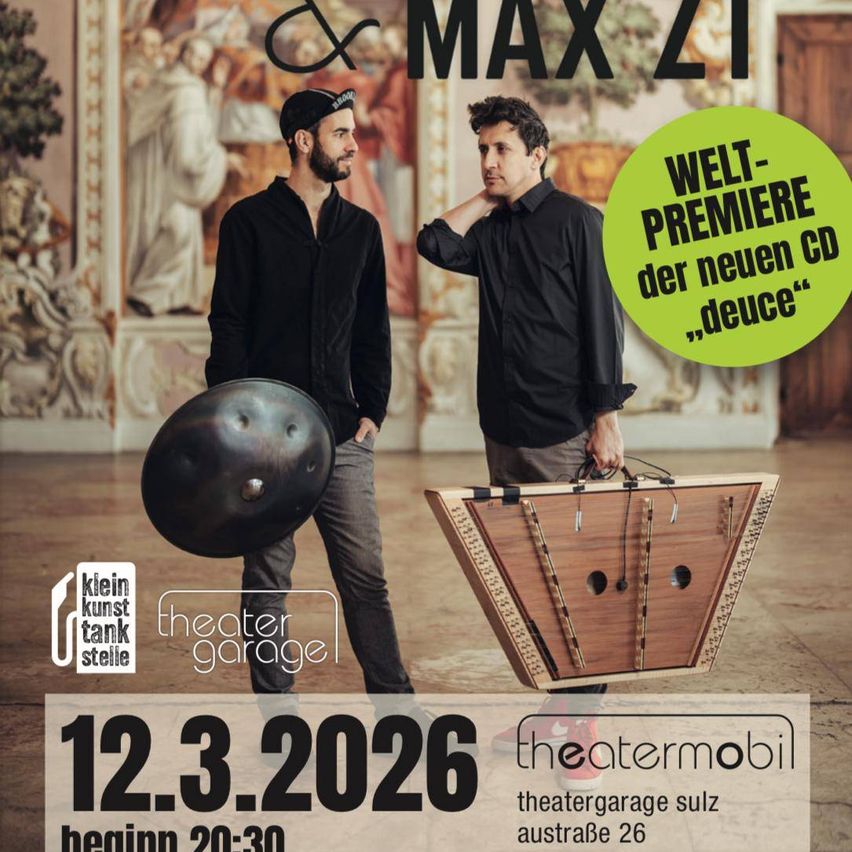 Zwei Männer in schwarzen Hemden stehen vor einer Wandmalerei, einer hält ein großes Handpan und der andere ein Holzinstrument. Das Bild hat einen grünen Kreis mit weißem Text, ein Datum '12.3.2026' und ein Logo auf der linken Seite.