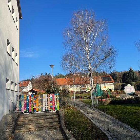 Bild enthält, Building, Monastery, Neighborhood, City, Tree, Street, Urban, Fir, Outdoors, Nature