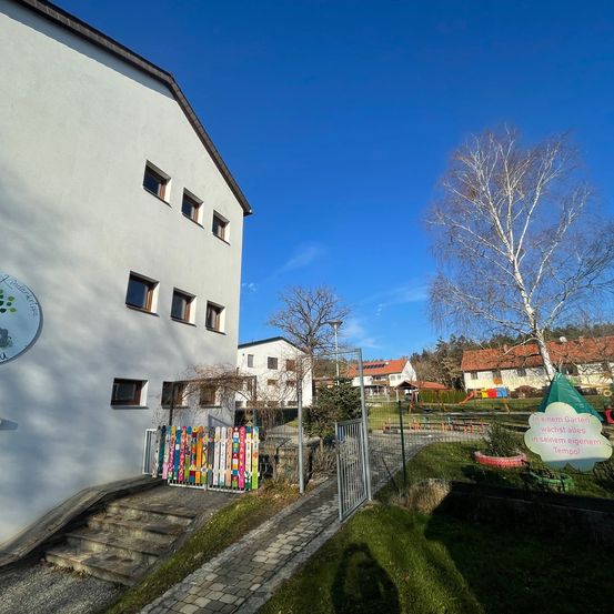 Bild enthält, Building, Monastery, Shelter, City, Neighborhood, Urban, Street, Villa, Tree, Grass