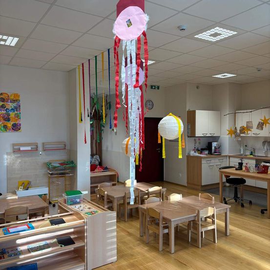 Bild enthält, Indoors, Interior Design, Wood, Furniture, Table