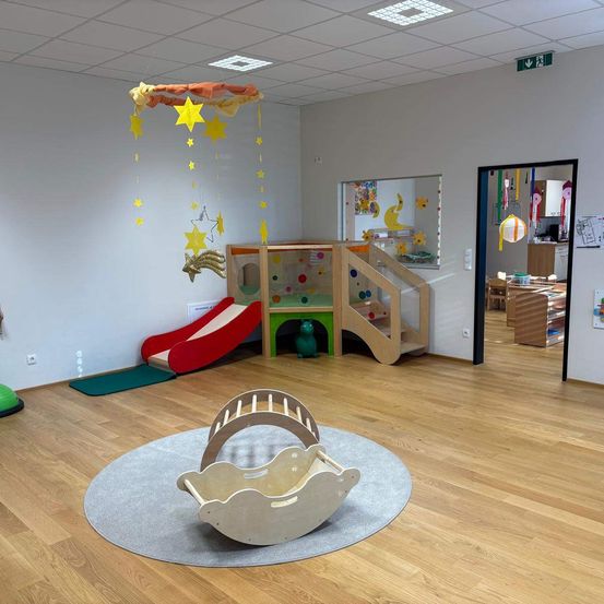 Bild enthält, Play Area, Indoors, Interior Design, Tape, Floor