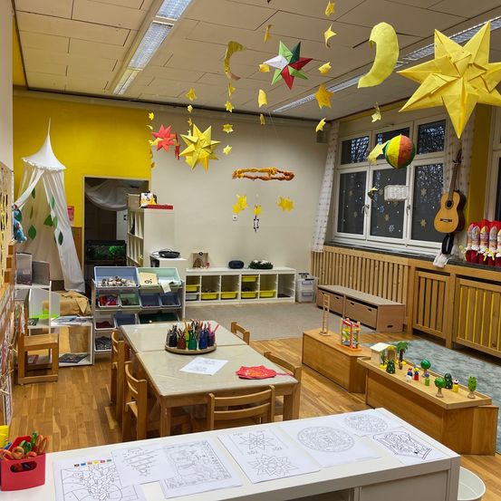 Bild enthält, Indoors, Interior Design, Architecture, Building, School, Chair, Furniture, Kindergarten, Classroom, Wood